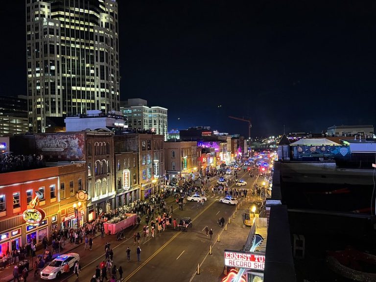 What Time Do Bars Close in Nashville? Nashville's Bar Scene